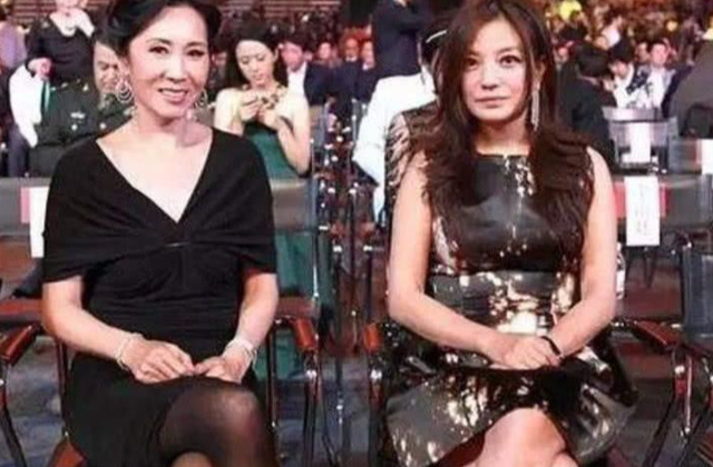 当29岁京东夫人遇上59岁万达夫人，两人年差30岁，章泽天却输了？