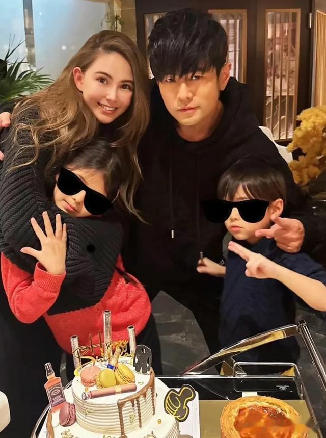 昆凌夫妇穿情侣装买菜,周杰伦下厨做麻辣炖饭,二人共用灶台好甜