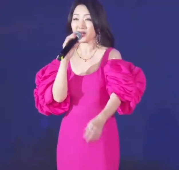 52岁杨钰莹再创新高，2024新歌破亿引热议！