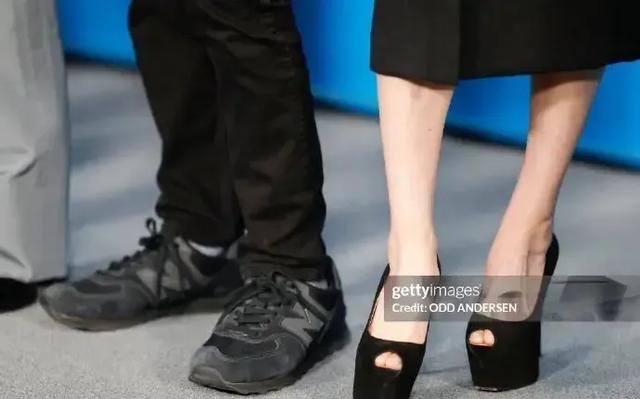 范冰冰亮相柏林电影节,黑色套装造型很美,但是驴蹄子真的不好看