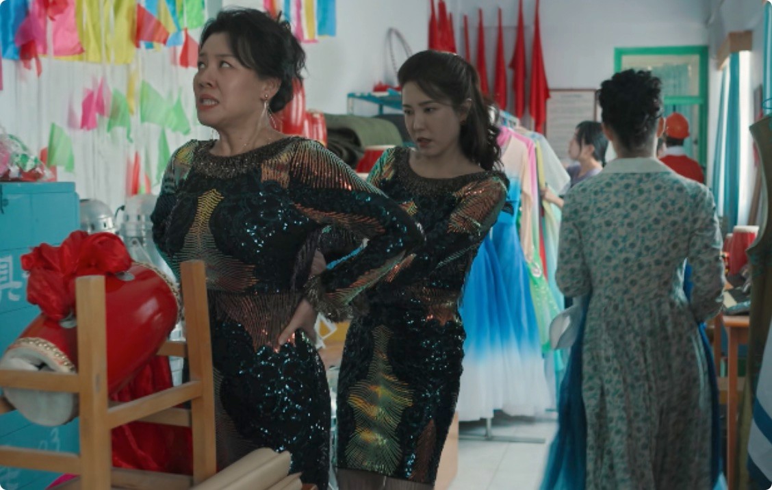 当44岁贾冰和47岁曾黎演夫妻,二人一同框,画面就尴尬了