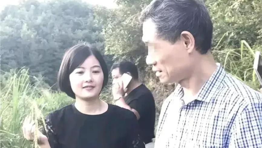 李佩霞太美了！8年前的照片被扒，竟比现在更迷人，刚成年就开始工作！