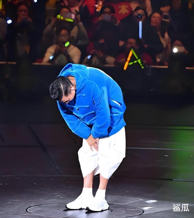 突发意外!59岁陈慧娴演唱会途中,穿近20厘米高跟鞋摔倒!