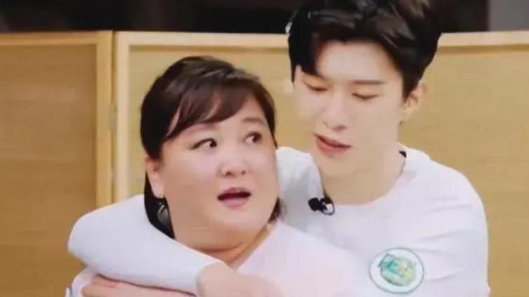 贾玲的华丽转身引发范丞丞的内心矛盾：背后利益与绯闻的巧妙处理