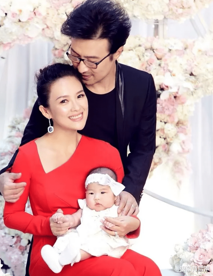 45岁的章子怡国外度假好惬意，离婚后一下子年轻18岁 美得像换了个人