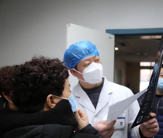 57岁大姐天天吊嗓子，1年后突发心梗？医生：2个健康警示，注意