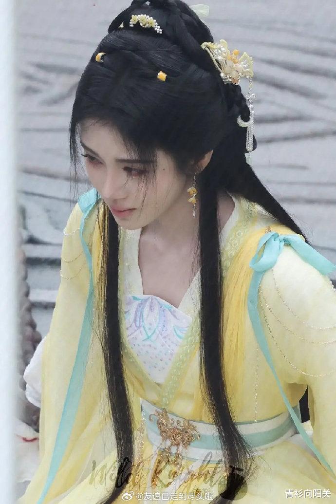 鞠婧祎《千香》路透,轻松hold住荧光色服饰,眼妆依旧一成不变