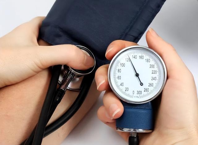 新血压标准已公布，或不再是120/80mmHg，看看你在正常范围吗？