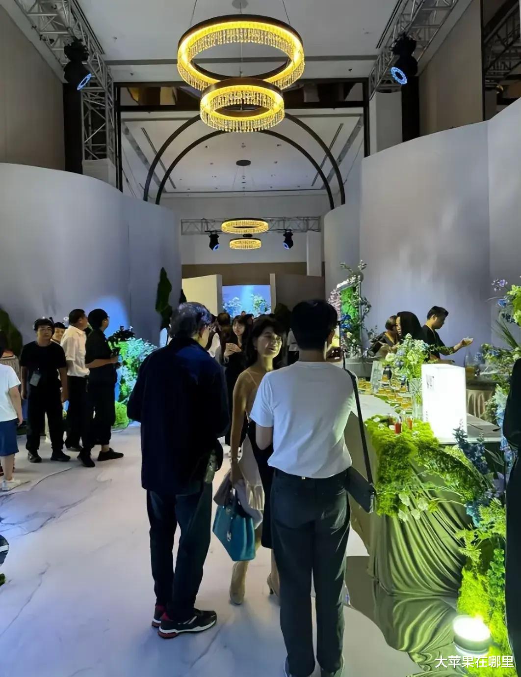 萧敬腾婚礼太精彩！狂亲51岁老婆，陈乔恩疑挺孕肚，向太烫小卷发