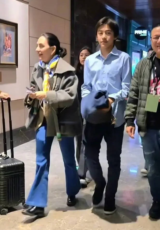 刘烨14岁儿子身高近一米八！外国基因实在强大，但儿子长相不似爹