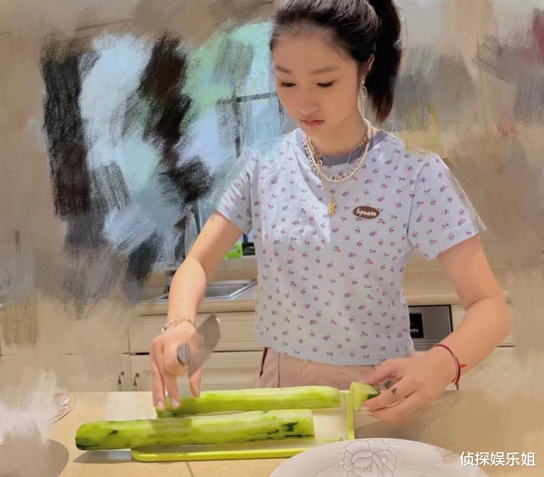 文章大女儿秀厨艺,爱马扎高马尾青春靓丽,戴三条项链超时髦