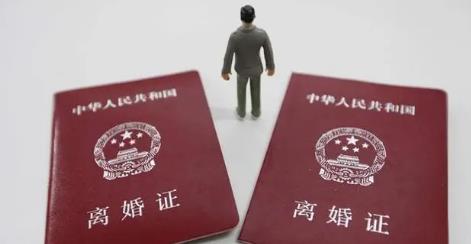 因《亮剑》爆火后离婚,娶3婚小13岁妻子,“原配”竟为他站台?