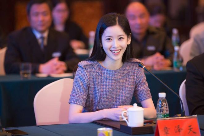 31岁章泽天现状曝光!化浓妆难掩面容衰老,身家数千亿敌不过岁月