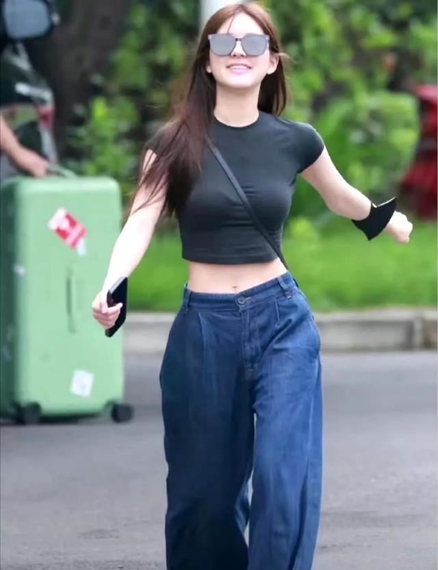 赵露思的日常穿搭和健身分享她腰也太细了吧，身材也好辣