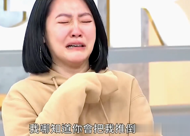 小S节目中崩溃大哭,婚姻失望情绪显露,恐步姐姐大S后尘