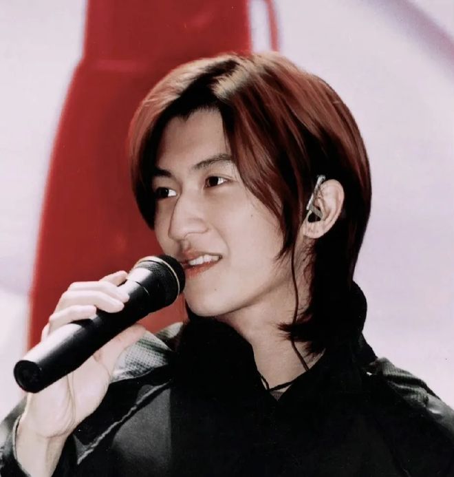 是谢霆锋毒哑了王杰的嗓子？香港娱记爆料：真相不是那么简单