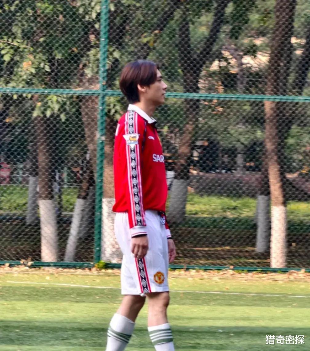 李易峰近照曝光,和友人踢足球,留中分发型露出大脑门,变丑了