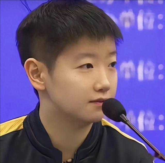 第一次见这种造型的莎莎，虽然挺好看，但还是喜欢她现在的样子