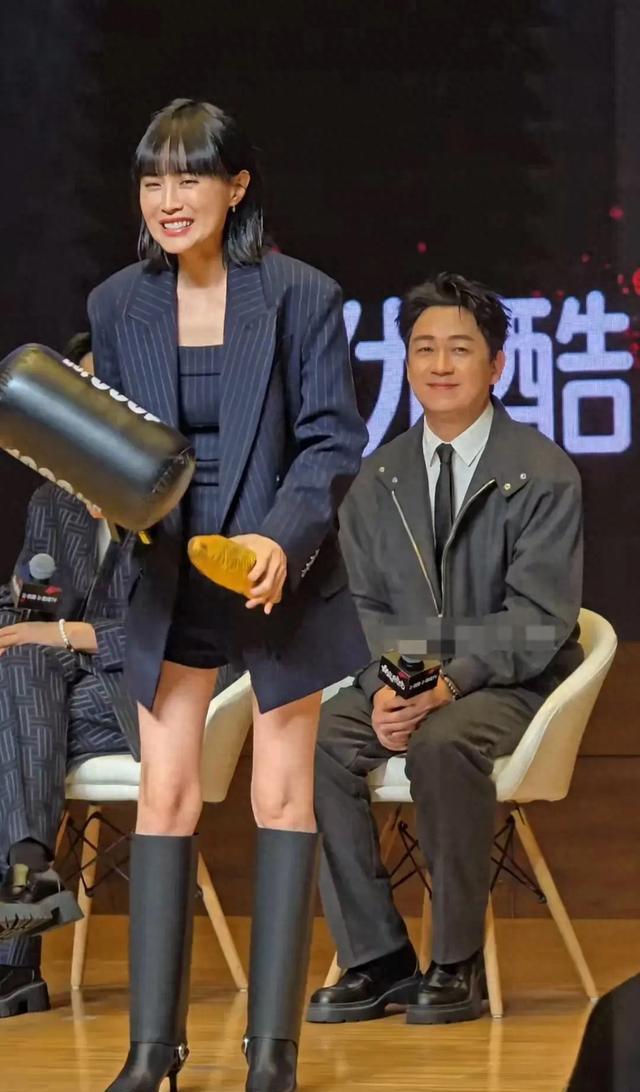 潘粤明和小女友上节目,50岁潘粤明对小女友一脸宠爱,感情甜蜜