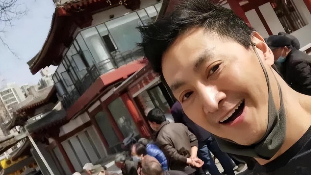 何家劲承认已婚生女，笑称女儿比老婆漂亮，孩子乖巧又可爱