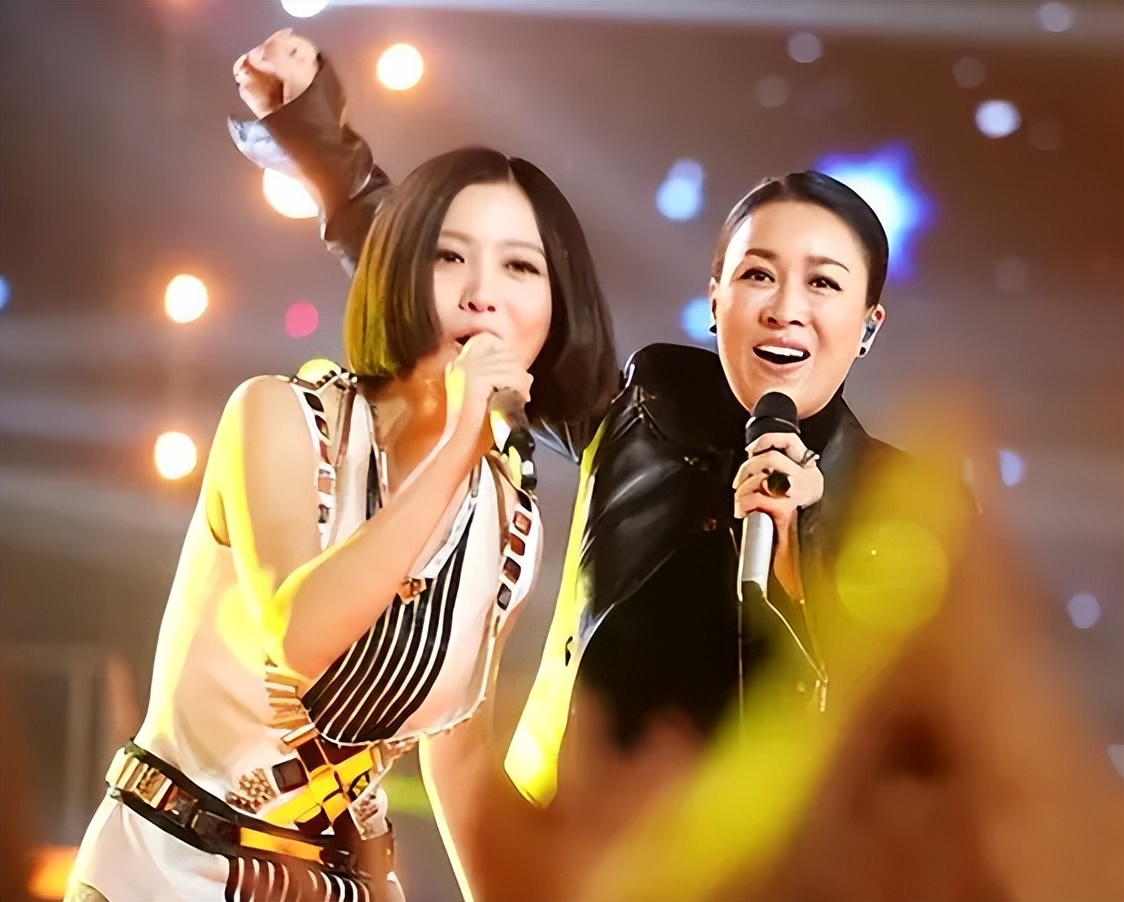 《歌手2024》再爆丑闻:黄霄云被临时换歌,那英保送总决赛