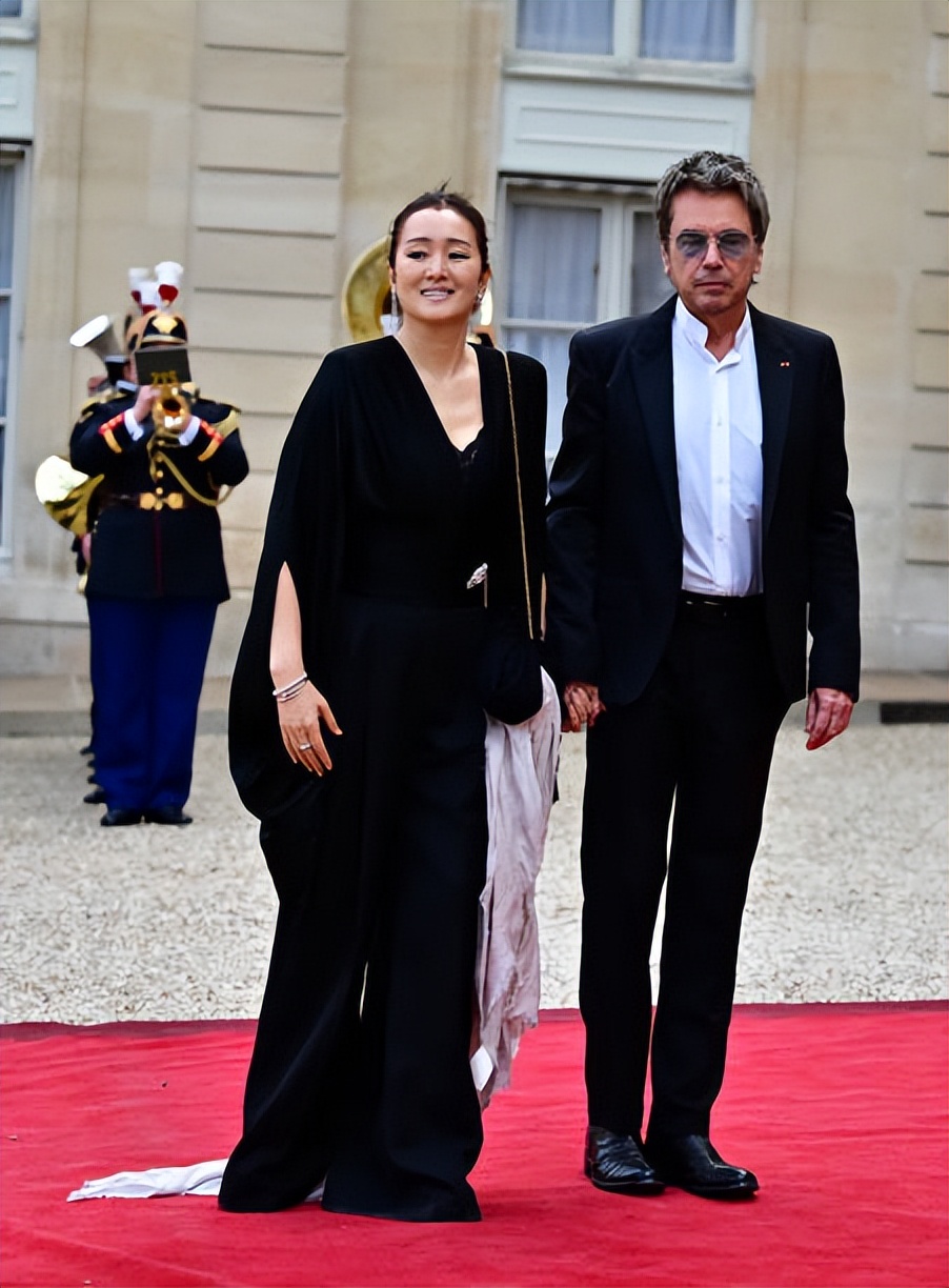 巩俐又牛了！和75岁老公受邀出席法国国宴，一身黑白配又嫩又霸气