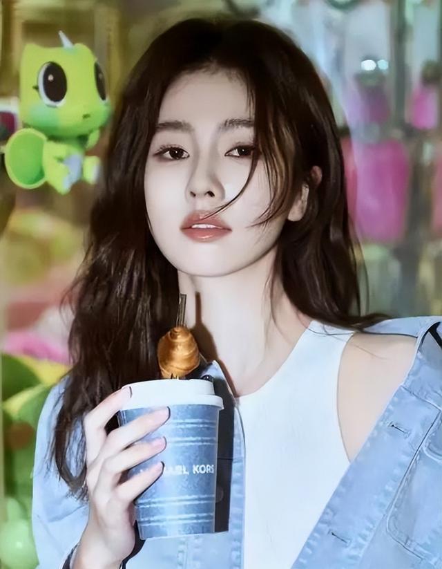 北京这一夜，娱乐圈的拜高踩低，在白鹿身上体现的淋漓尽致