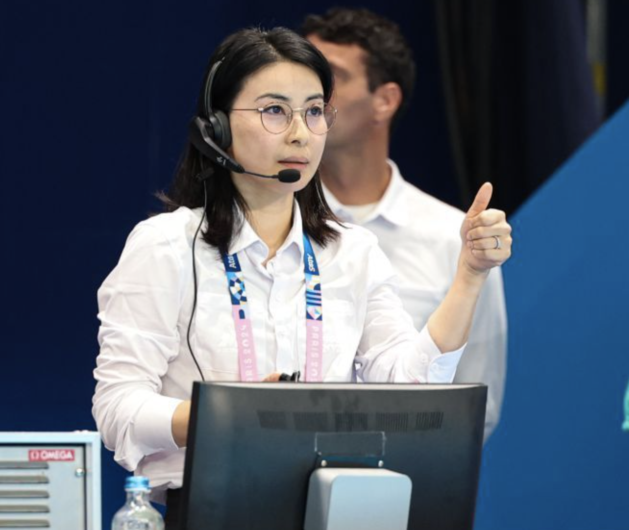 郭晶晶奥运会裁判长造型曝光,穿白衬衣戴眼镜,气质干练又美又飒