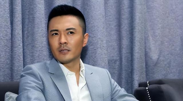 与高圆圆分手后,12年没谈恋爱没有绯闻,年过40娶旺夫妻子后爆红