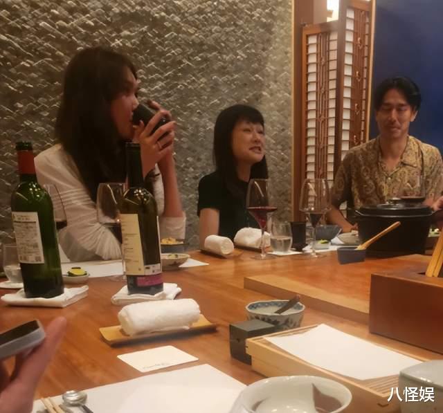 林志玲带娃太温柔,取餐都要抱着儿子,素面朝天还驼背仍乐此不疲