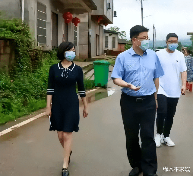 真相大白!李佩霞结婚十几年,老公很爱他,18岁中专毕业当公务员!