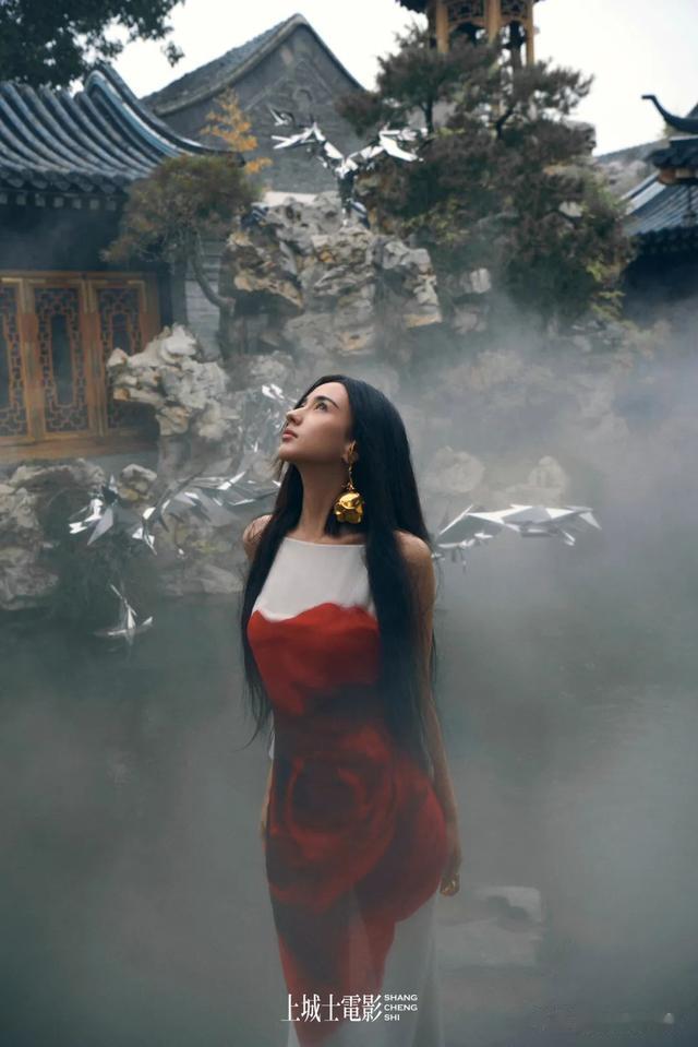 《异人之下》“宝儿姐”李宛妲杂志大片，21岁混血女孩星味十足