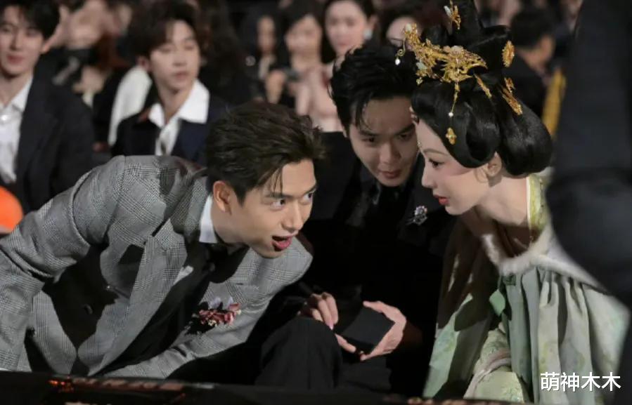 微博之夜名场面：李冰冰惠英红化身马龙迷妹，沈腾搀扶马丽下台阶