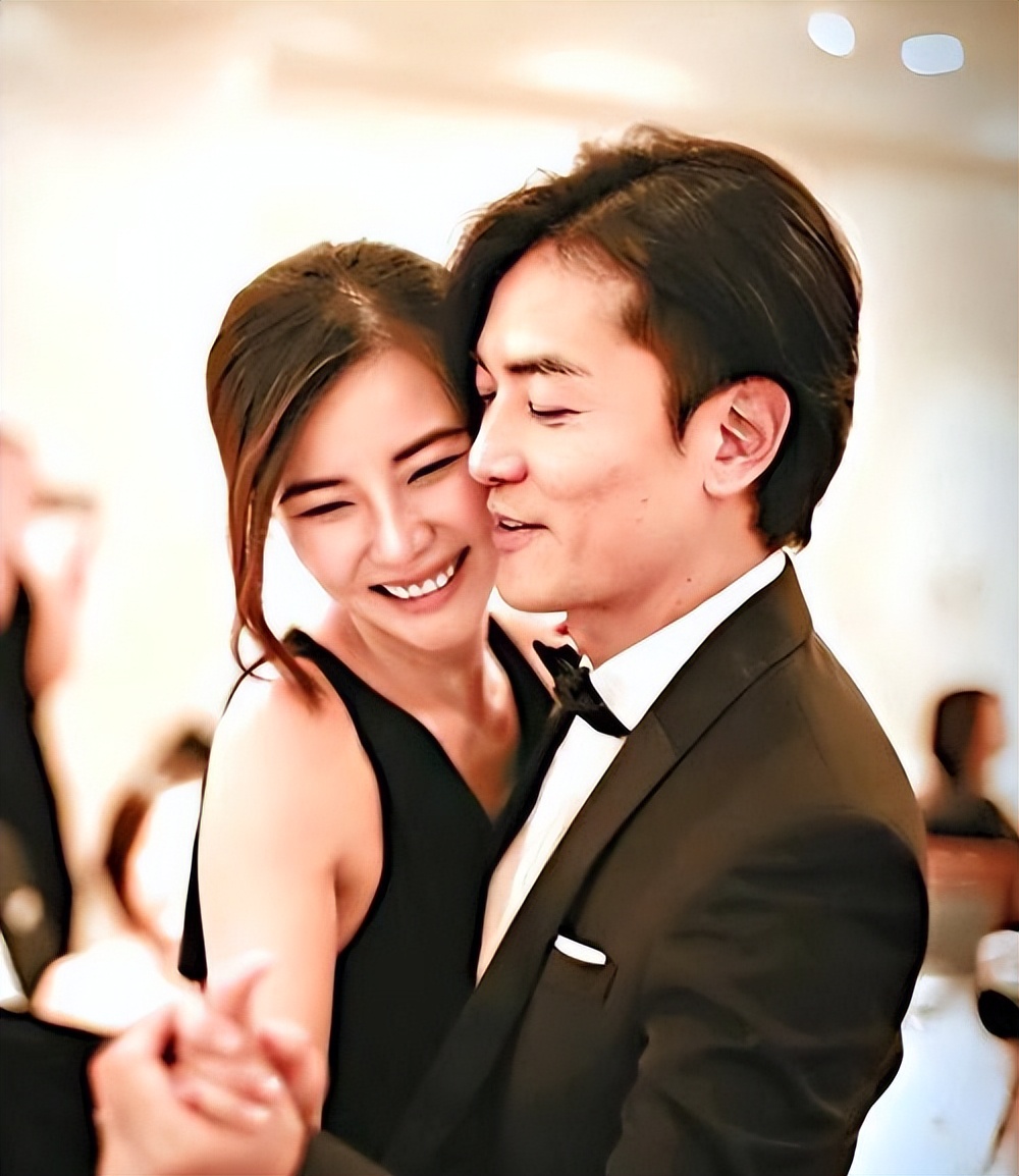 蒙嘉慧与郑伊健:地震预警下的归途与香港街头的重逢