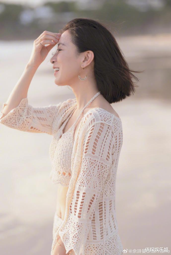 49岁佘诗曼罕晒泳装美照，全身零赘肉A4腰抢镜，容貌身材太抗老