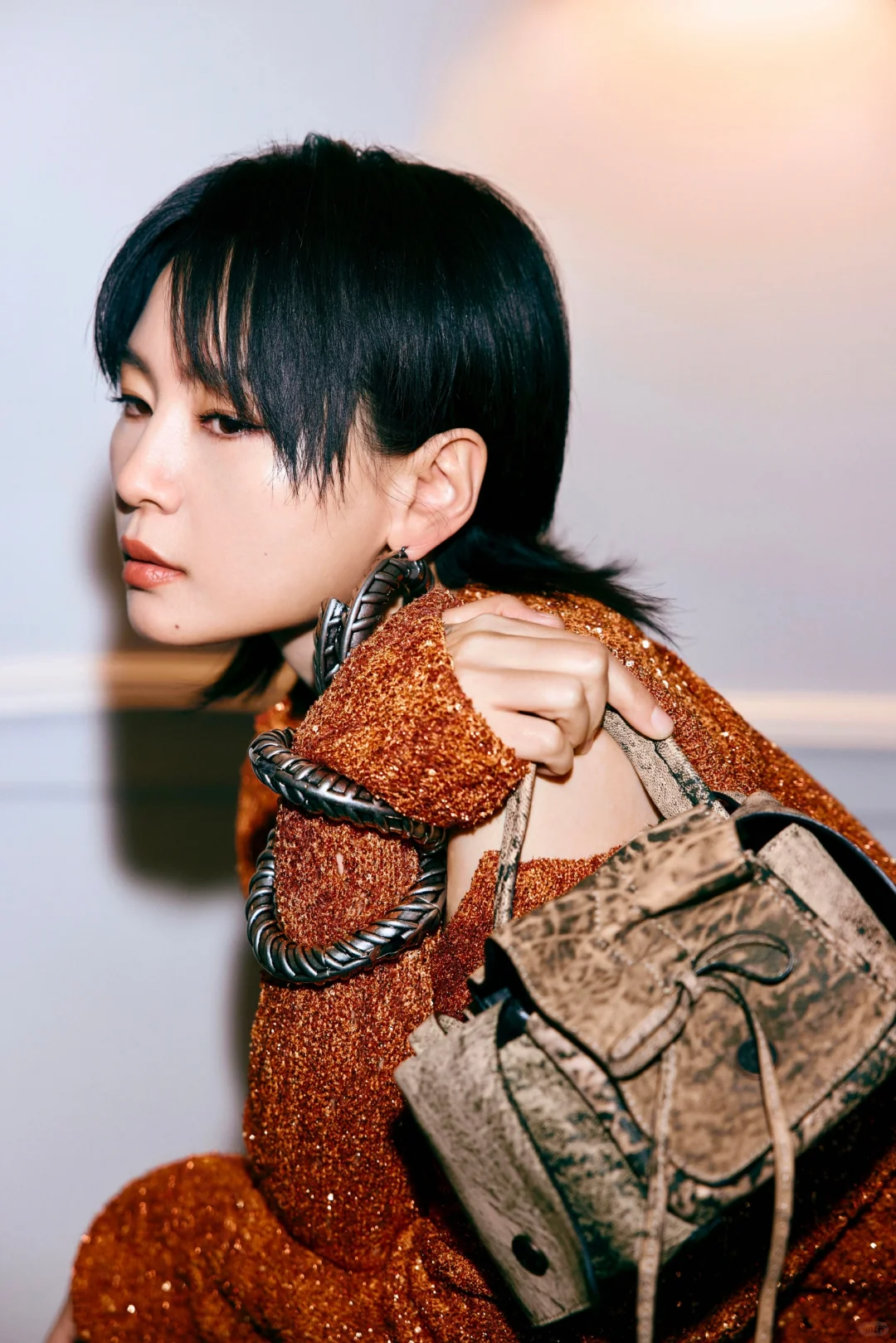 \东方魅力绽放：回顾周笔畅在巴黎时装周的亮眼造型\