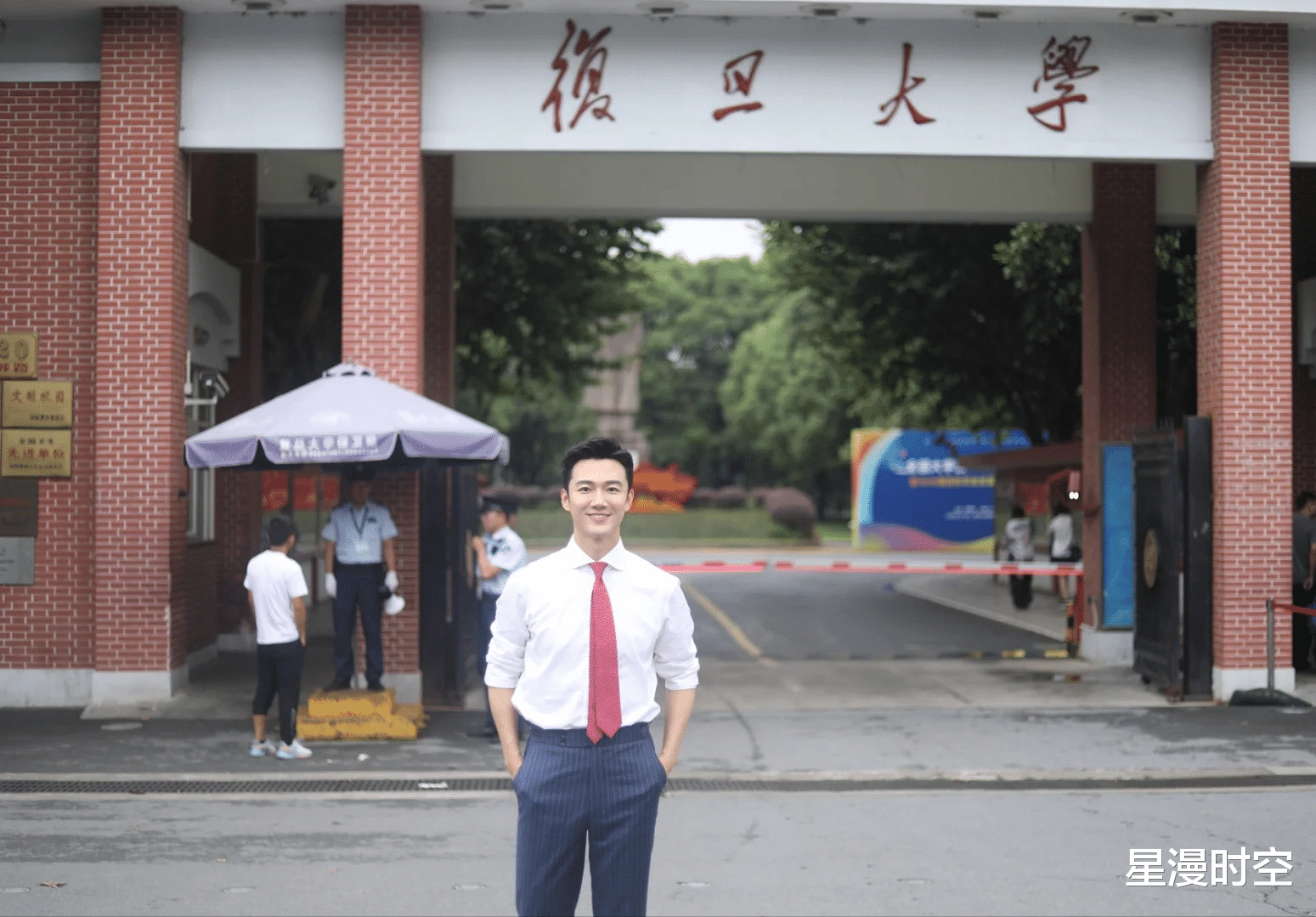 冯琳与央视主持人逛校园、录节目!穿浅紫西装,扎高马尾,美哭了