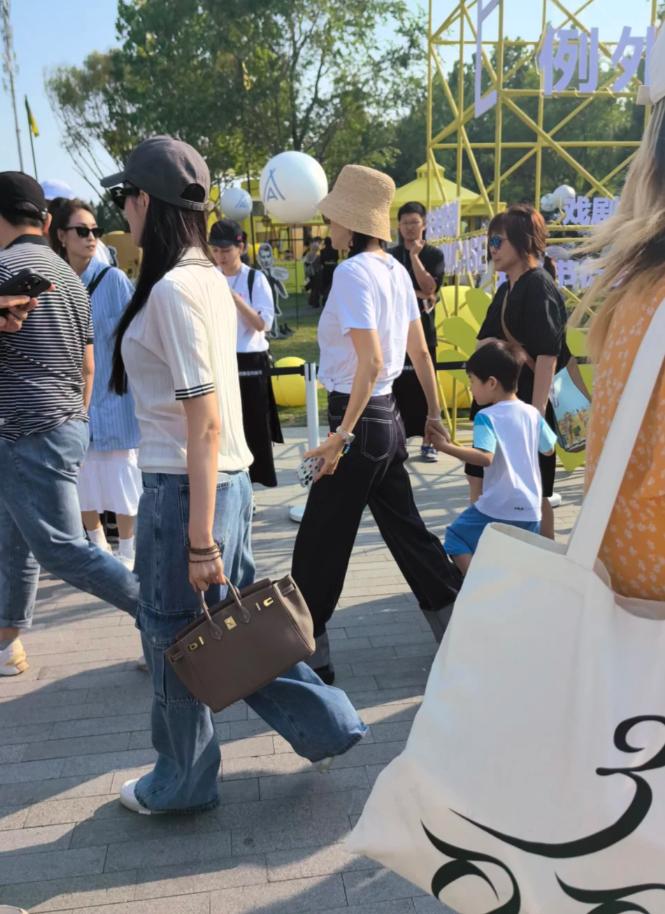 章子怡失婚后带娃工作,与粉丝合照白到发光,4岁儿子爱黏着妈妈