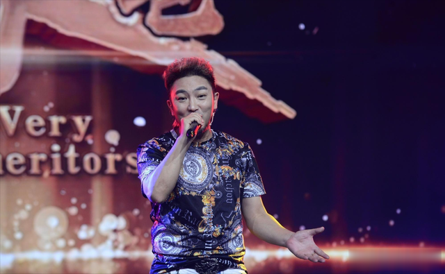 央视春晚|央视春晚一曲成名，却被砍下巴缝130针变阶下囚，如今卖马桶为生