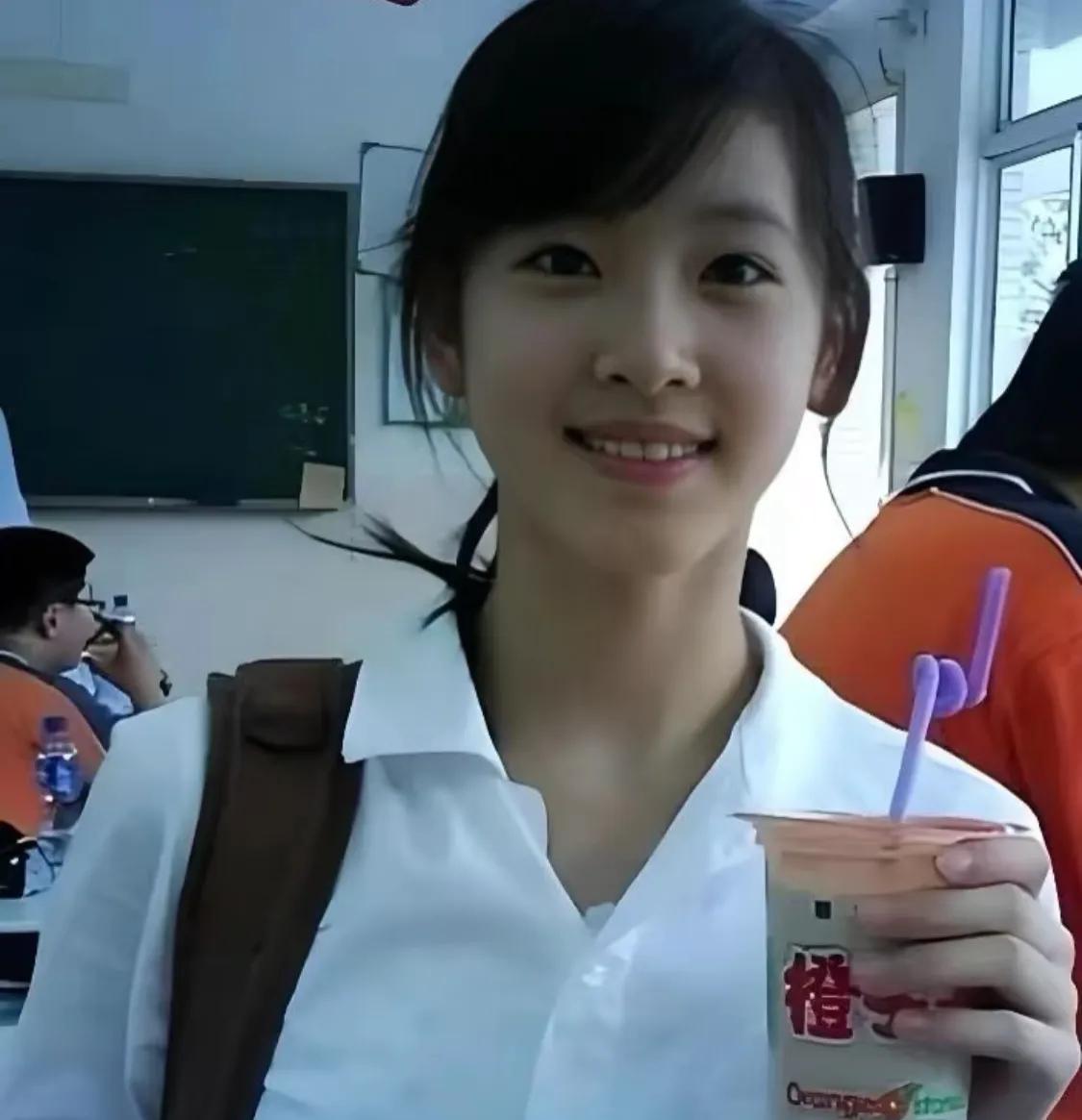 章泽天一身红衣喜庆拜年，颜值依旧抗打，小肚子成热议焦点！