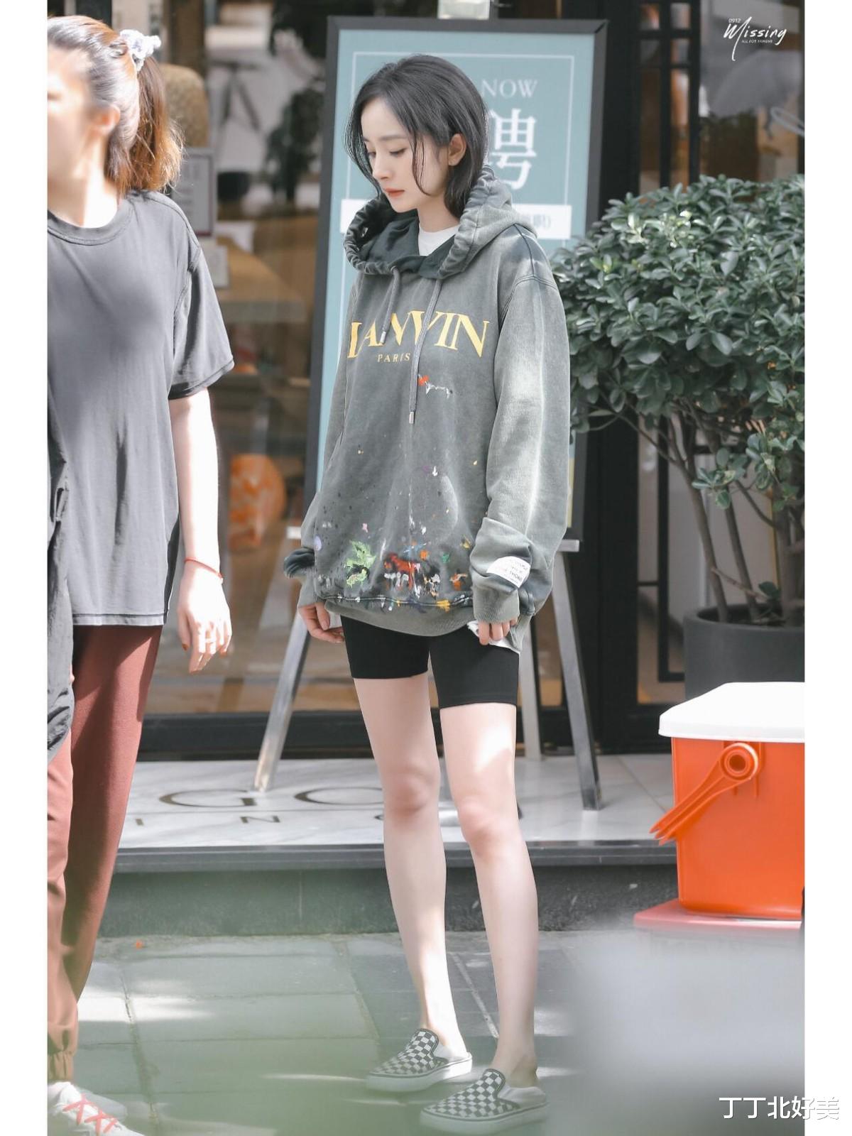 杨幂和张小斐带火了一种新穿法:卫衣+白T恤+二分裤,洋气又减龄