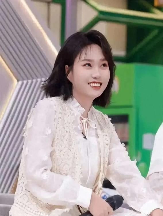 贾玲之后,李雪琴也瘦了三五十斤?照片曝光,摇身一变成了大靓女