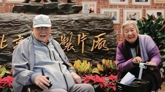 老艺术家杨静去世，与丈夫于洋最后合影曝光，夫妻俩晚年住养老院