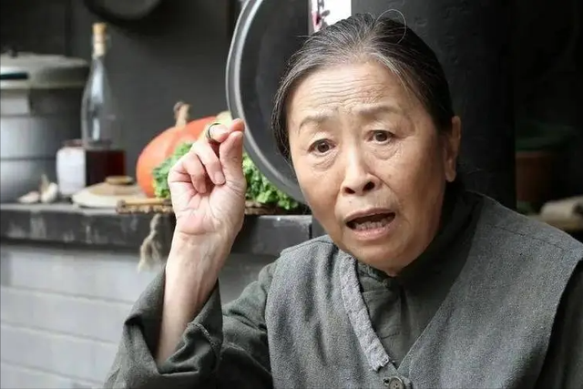 “丑娘”张少华,人丑心更丑,年轻时做恶事,晚年眼中常布满泪水