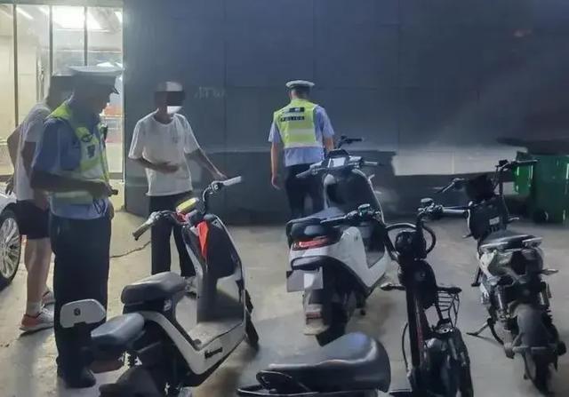 除了戴头盔！11月1日起电动车上路迎来4个新要求，别被罚才知道