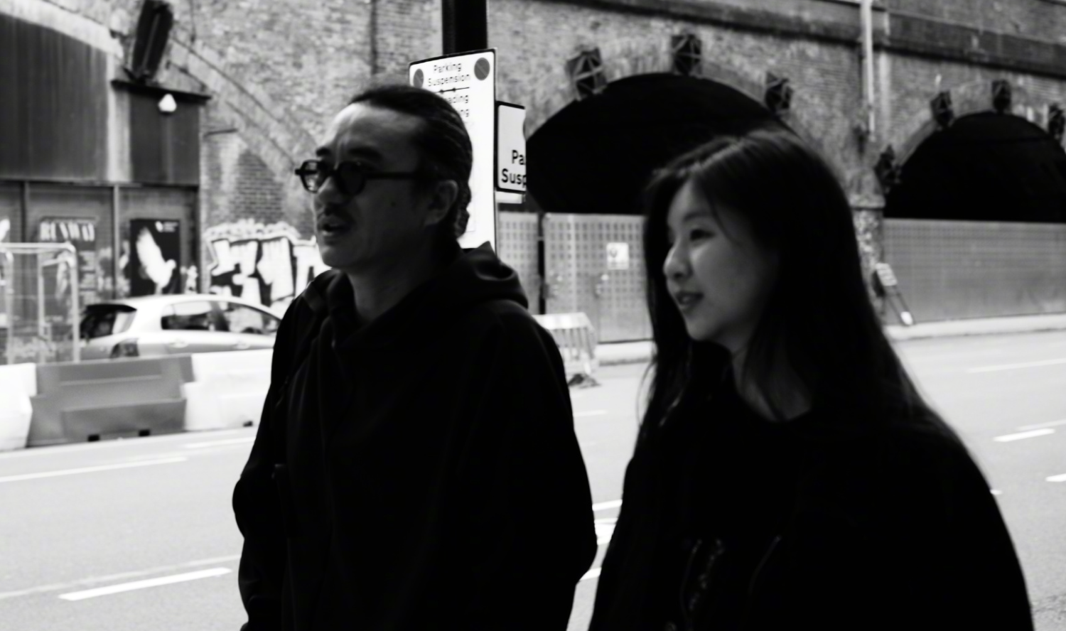 25岁小彩旗晒英国留学毕业照，脸颊圆润似中年人，爸爸弟弟罕见出镜