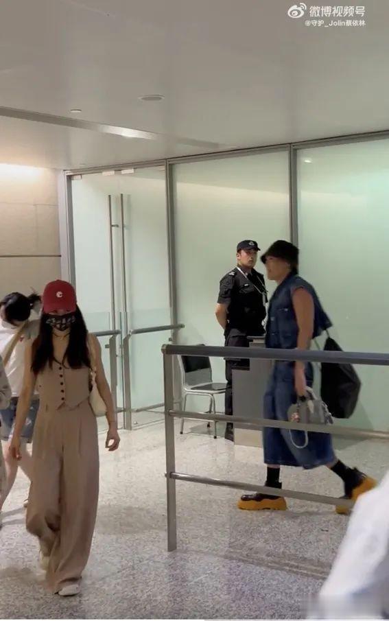 44岁蔡依林机场亮相，大秀傲人深V长腿，小身段依旧魔鬼身材