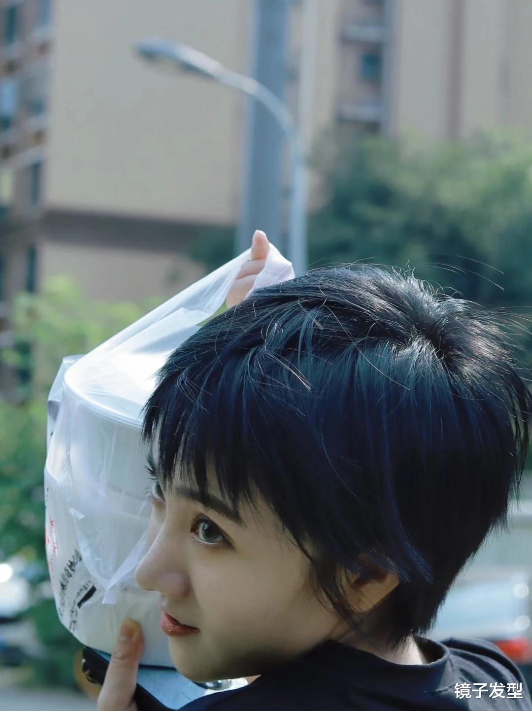 独领风骚的发型来了,挂耳层次短发就是不一样,简单却很有高级感