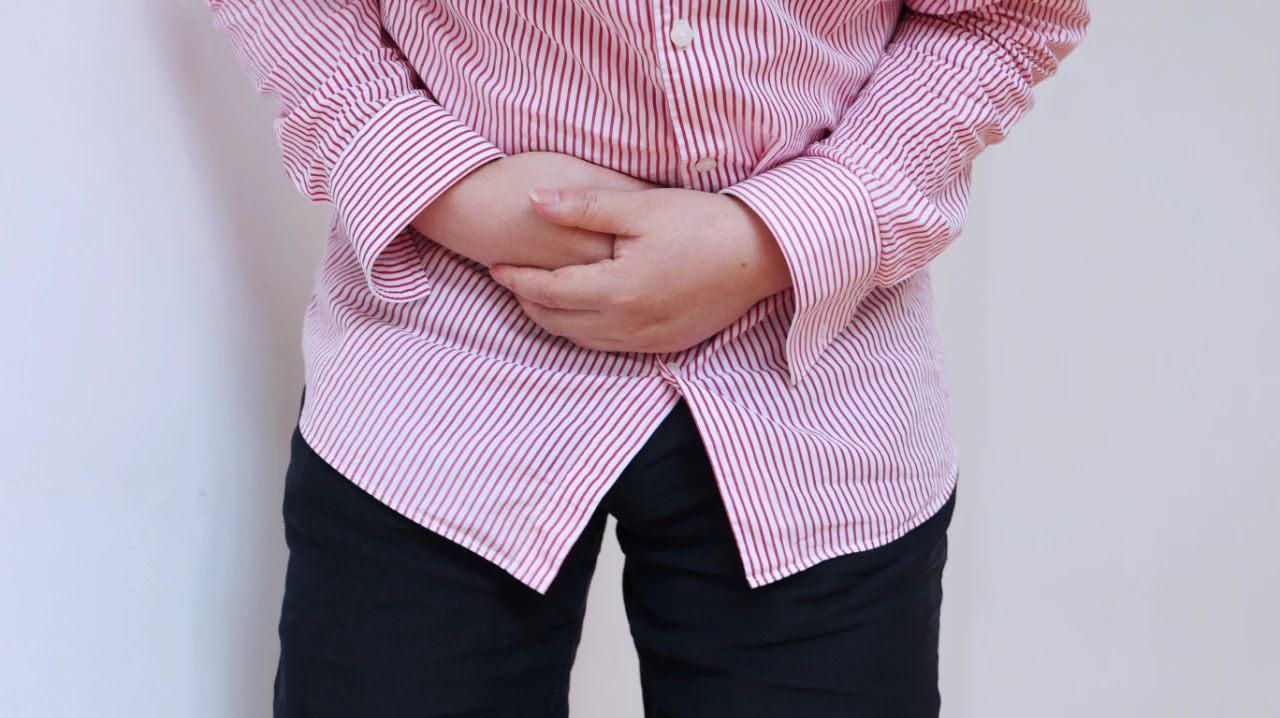 经常“放屁”是肝不好吗？医生：放屁多，或与3个原因有关