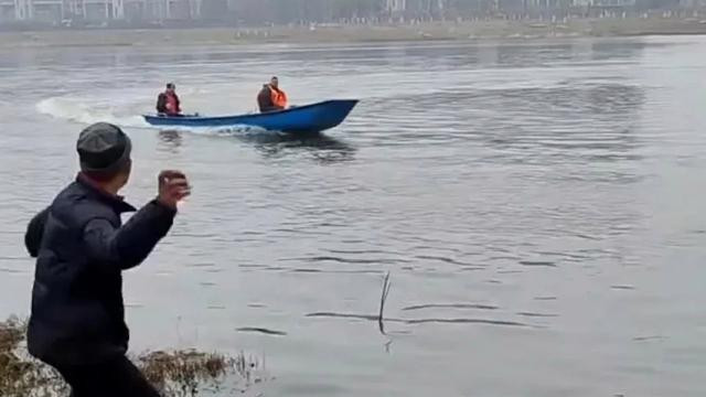 不让钓鱼就砸你！武汉一老人拿石块扔巡逻船表达不满